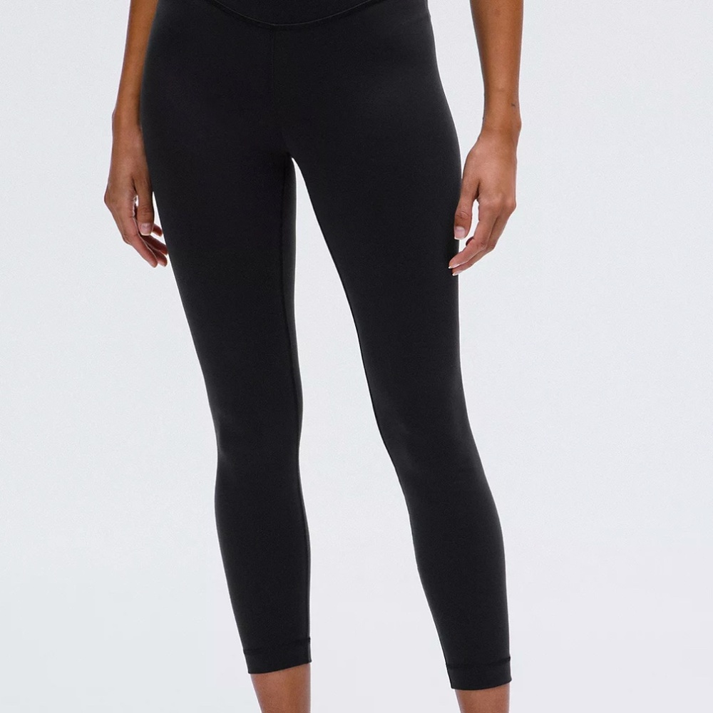 Lululemon Wunder Under SmoothCover HR Tight 25" Size 6. Color Black.